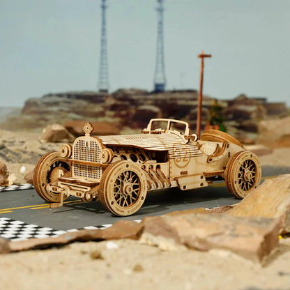 Mechaniczny drewniany model 3D Samochód Grand Prix V8 Rolife RA001e – ukończony model na torze wyścigowym z szachownicą, widok z przodu

