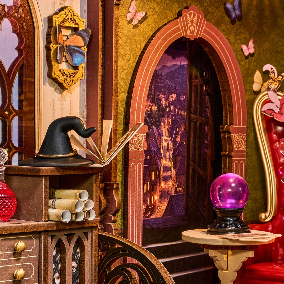 Magiczny Zakątek Fantasy TGB14e - zbliżenie wnętrza Book Nook szachownica kocioł czarownicy karty tarota schody LED - Värvikas
