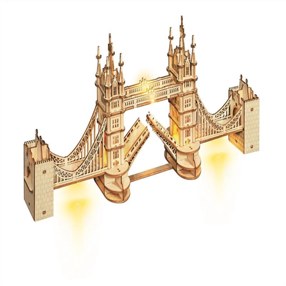Drewniany puzzle 3D Tower Bridge Rolife RA003e – zbliżenie na misternie wyciętą kratownicę i gotyckie zdobienia wież mostu ze sklejki lipowej
