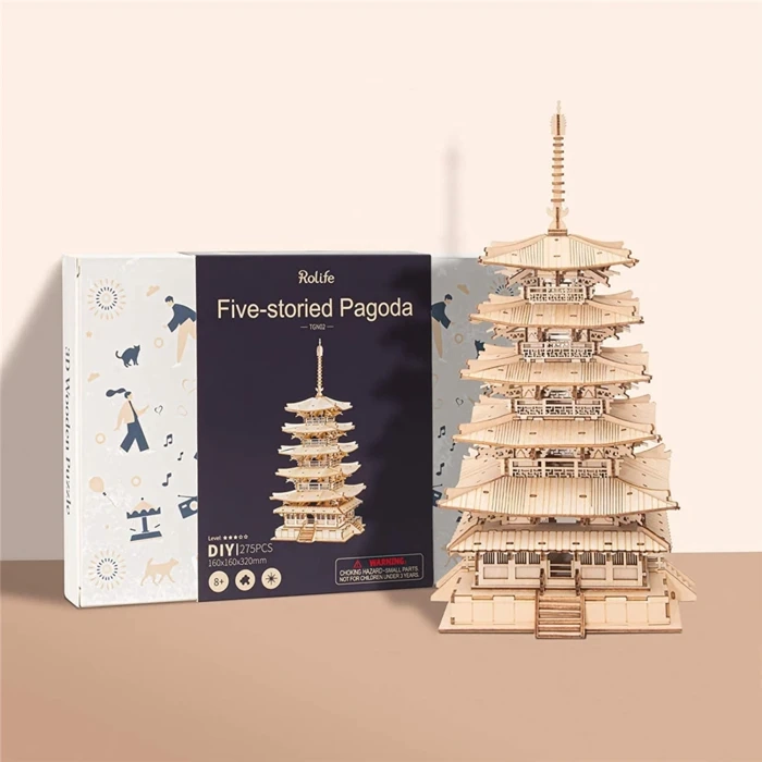 Drewniany puzzle 3D Pięciopiętrowa Pagoda Rolife RK013e – pudełko zestawu Five-storied Pagoda TGN02 obok ukończonego modelu na beżowym tle
