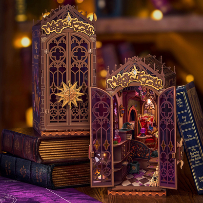 Magiczny Zakątek Fantasy TGB14e - zbliżenie gotyckich drzwi kapelusz czarownicy zwój ksiąg kryształowa kula nocne miasto w tle - Värvikas
