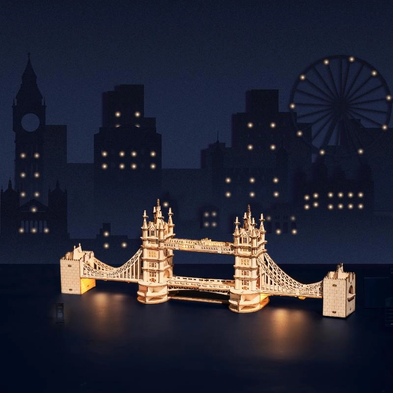 Drewniany puzzle 3D Tower Bridge Rolife RA003e – ukończony model podświetlony ciepłym światłem LED na tle nocnej panoramy Londynu z Big Benem i London Eye
