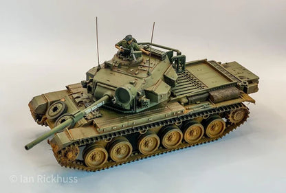 Centurion MBT Mk 5 – model 28mm malowany oliwkowo-piaskowy Ian Pickhuss, widok z przodu-boku, 280105