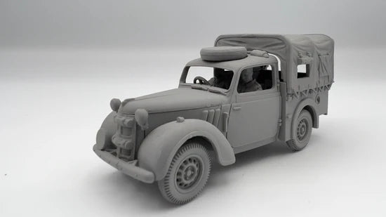 Austin Tilly HP10 – model 28mm szary złożony z plandeką, widok z przodu-boku, 280110