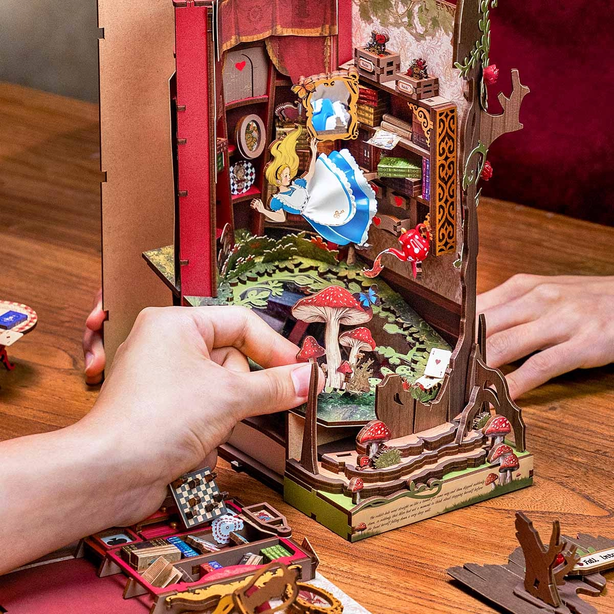 Oczaruj się TGB12e - składanie Book Nook DIY ręce grzyby Alicja LED karty szachy stół w kratę - Värvikas
