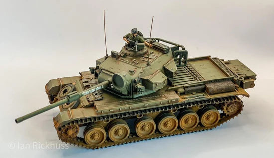 Centurion MBT Mk 5 – model 28mm malowany oliwkowo-piaskowy Ian Pickhuss, widok z przodu, 280105