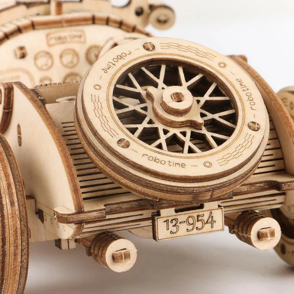 Mechaniczny drewniany model 3D Samochód Grand Prix V8 Rolife RA001e – zbliżenie na przednie koło szprychowe z tabliczką rejestracyjną 13-954 i detalami piasty
