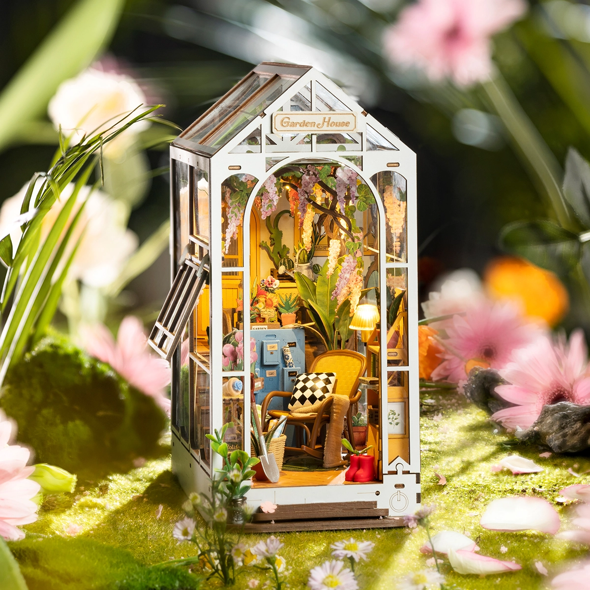 Dom Ogrodowy RDS010e - zbliżenie fasady Book Nook szklana konstrukcja PET łukowe wejście szyld Garden House - Värvikas
