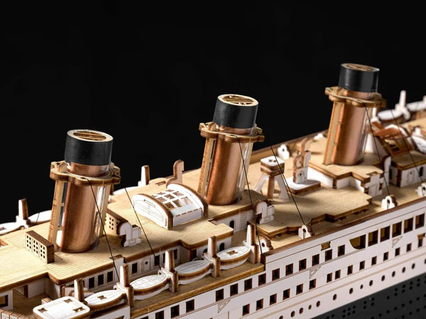 Drewniany puzzle 3D 1912 Eternal Atlantic Voyager Rolife TGL02 – zbliżenie na cztery miedziane kominy z czarnymi nakrówkami i detalami pokładu górnego
