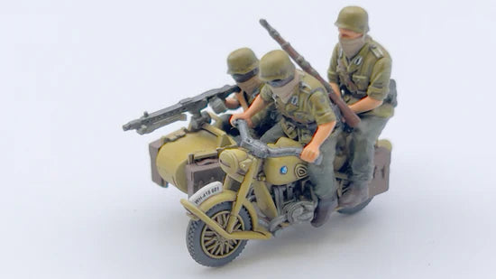 BMW R75 Sidecar DAK – model 28mm piaskowy z 3 figurkami DAK i MG42, widok z przodu-góry, 280052