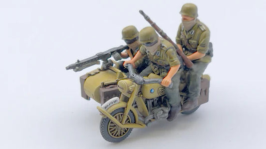 BMW R75 Sidecar DAK – model 28mm piaskowy z 3 figurkami DAK i MG42, widok z przodu-góry, 280052