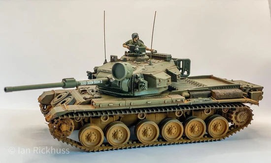 Centurion MBT Mk 5 – model 28mm szary z lemieszem, widok z przodu-boku, 280105