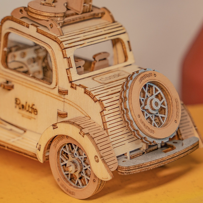Mechaniczny drewniany model 3D Zabytkowy Samochód Rolife RA002e – zbliżenie na tył z zapasowym kołem i szczegółami nadwozia
