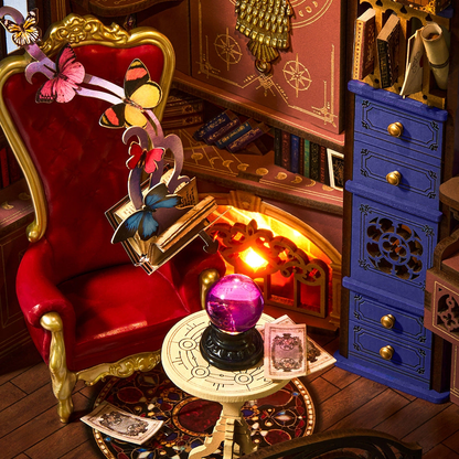 Magiczny Zakątek Fantasy TGB14e - zbliżenie wnętrza Book Nook czerwony fotel kryształowa kula karty tarota motyle biblioteka - Värvikas
