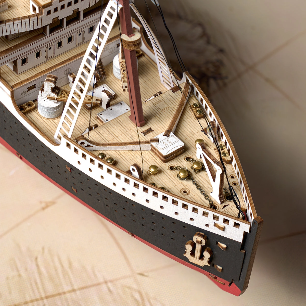 Drewniany puzzle 3D 1912 Eternal Atlantic Voyager Rolife TGL02 – zbliżenie na dziób statku z góry: drewniany pokład z masztem, kotwicą, łańcuchem i złotymi detalami mosiężnymi
