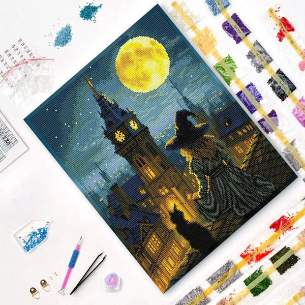 Mozaika diamentowa 5D Zaklęcie Księżycowe 40×50 cm Värvikas LG401e – zestaw rozłożony na białym stole: ukończony obraz, woreczki z diamencikami w kolorach, rysik, pęseta i akcesoria
