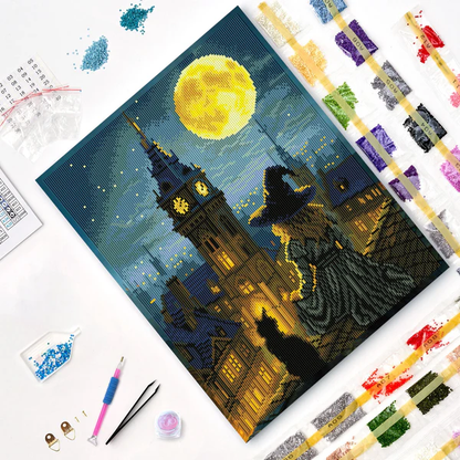 Mozaika diamentowa 5D Zaklęcie Księżycowe 40×50 cm Värvikas LG401e – zestaw rozłożony na białym stole: ukończony obraz, woreczki z diamencikami w kolorach, rysik, pęseta i akcesoria
