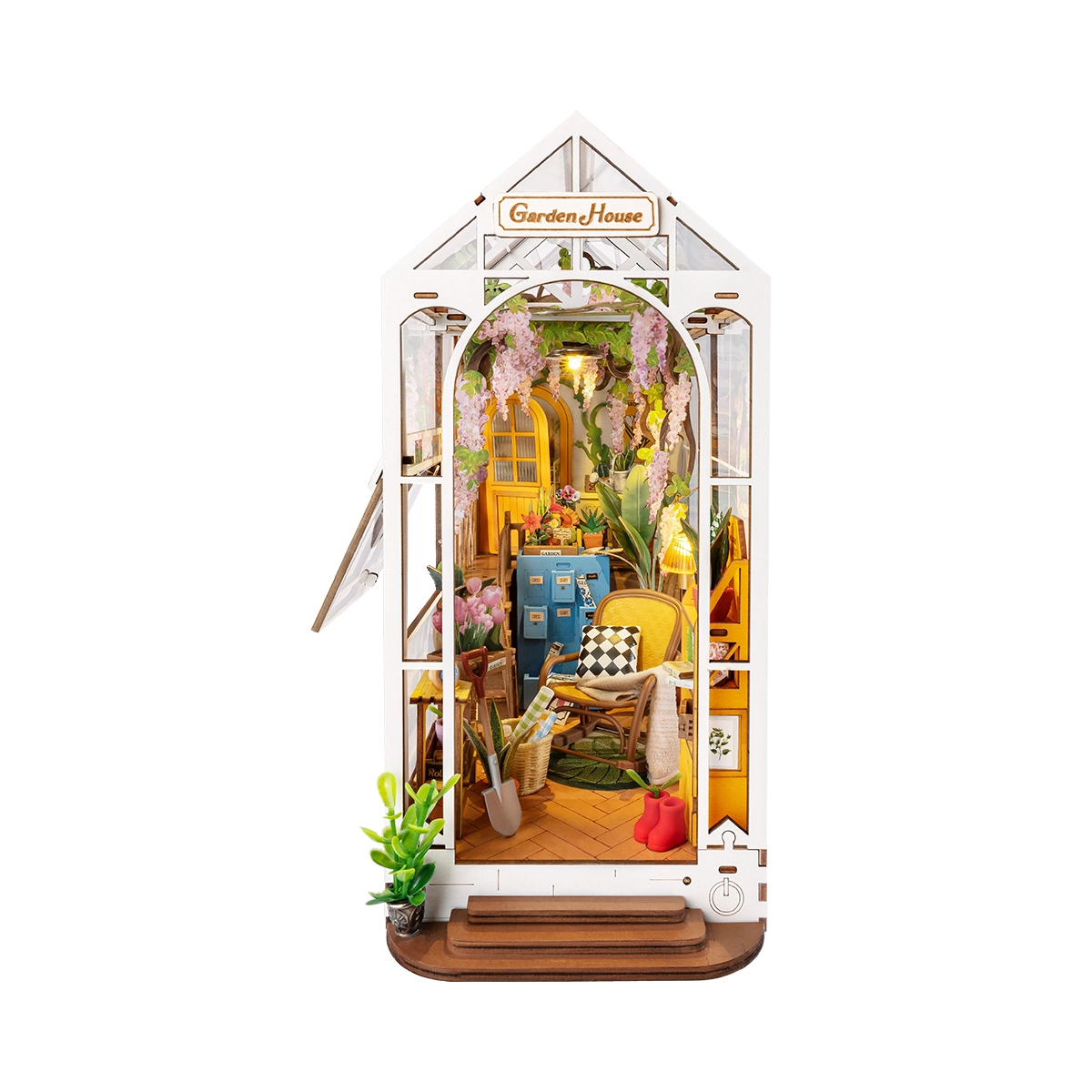 Dom Ogrodowy RDS010e - Book Nook DIY widok frontalny białe tło szyld Garden House glicynia wiklinowy fotel niebieska szafka łopata kalosze LED - Värvikas
