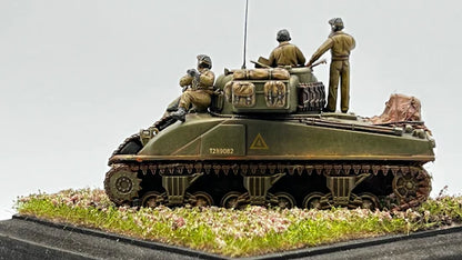 Rubicon Models 280061 – M4 Sherman Composite, widok z boku, baza trawna, skala 1:56