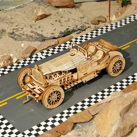 Mechaniczny drewniany model 3D Samochód Grand Prix V8 Rolife RA001e – ukończony model na torze wyścigowym z szachownicą, widok z boku

