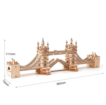 Drewniany puzzle 3D Tower Bridge Rolife RA003e – ukończony model na białym tle z wymiarami: długość 360mm, szerokość 75mm, wysokość 111mm
