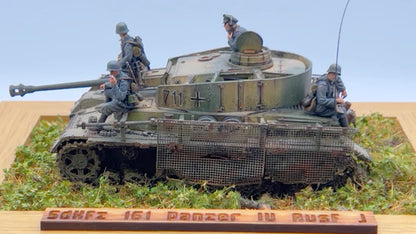 SdKfz 161 Panzer IV Ausf J – diorama 28mm nr 711 z figurkami załogi na podstawce trawiastej, 280078