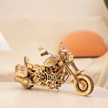 Mechaniczny drewniany model 3D Motocykl Cruiser Rolife RK026e – zbliżenie na silnik V-twin z tłokami, przekładnią łańcuchową i detalami mechanicznymi
