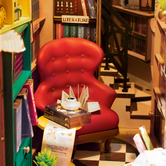 Księgarnia RDS008e - zbliżenie wnętrza Book Nook czerwony fotel półki z książkami lampka ciepłe LED - Värvikas
