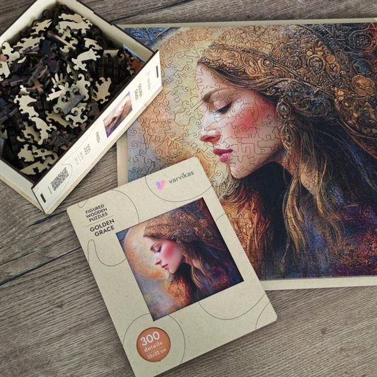 Drewniane puzzle Złota Gracja Värvikas PW051e – częściowo ułożony obraz 32×32 cm z portretem kobiety w złotym nakryciu głowy obok pudełka i woreczka z elementami
