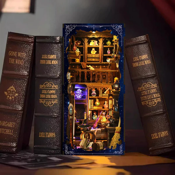 Dom Eliksirów Magii BV02-011 - Book Nook DIY między książkami Magic Potion House półki eliksiry skrzypce zegar ciepłe LED - Värvikas

