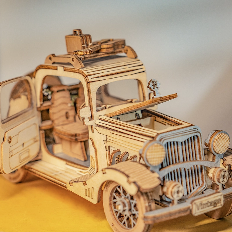 Mechaniczny drewniany model 3D Zabytkowy Samochód Rolife RA002e – widok z boku z otwartymi drzwiami i uniesionym przodem, widoczny silnik i wnętrze