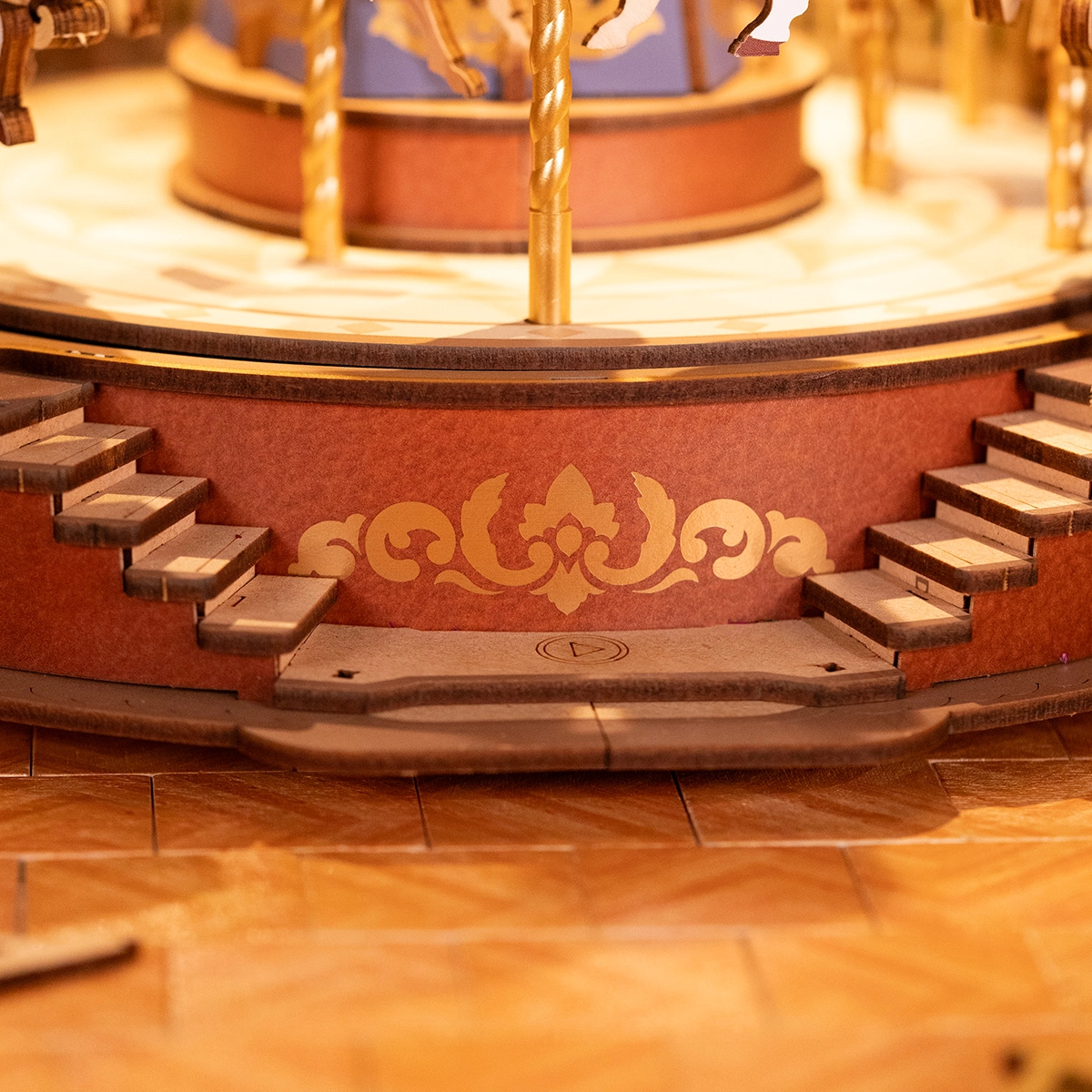 Drewniany puzzle 3D Klasyczna Karuzela Rolife AMC01e – zbliżenie na złote zdobienia barokowe na obrzeżu karuzeli i podświetlenie LED od wewnątrz
