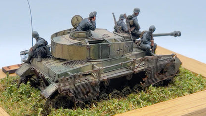 SdKfz 161 Panzer IV Ausf J – diorama 28mm nr 711 z figurkami załogi, widok z tyłu, 280078
