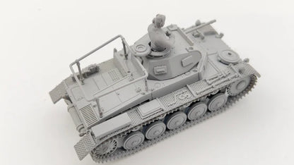 Panzer II Ausf A B C F – model 28mm szary złożony z figurką dowódcy, widok z góry-tyłu, 280112