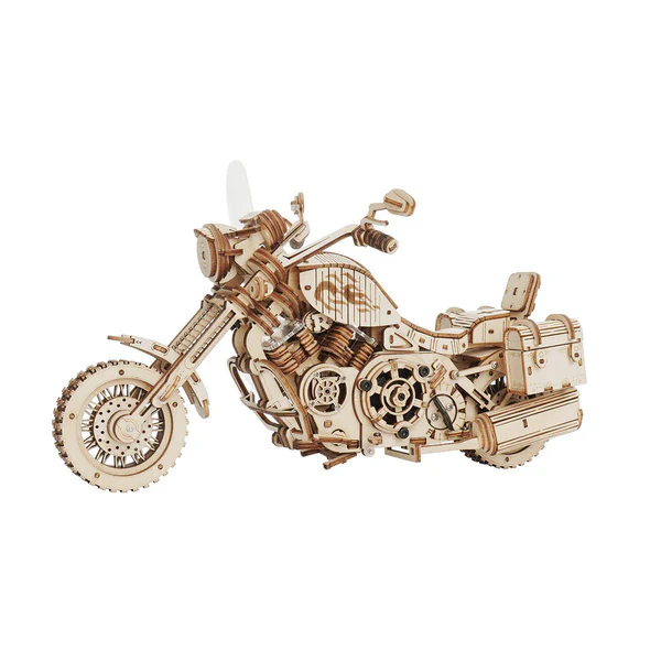 Mechaniczny drewniany model 3D Motocykl Cruiser Rolife RK026e – ukończony model na białym tle, widok pełna sylwetka choppera ze sklejki lipowej
