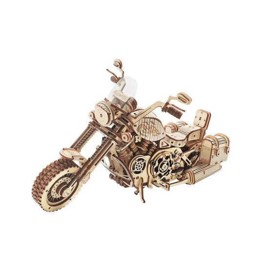 Mechaniczny drewniany model 3D Motocykl Cruiser Rolife RK026e – ukończony model na białym tle, widok z prawej strony, pełna sylwetka choppera ze sklejki lipowej
