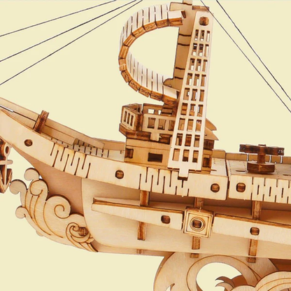Drewniany puzzle 3D Żaglowiec Rolife RA005e – zbliżenie na dziób statku z ozdobnymi spiralnymi falami podstawy i detalami burt
