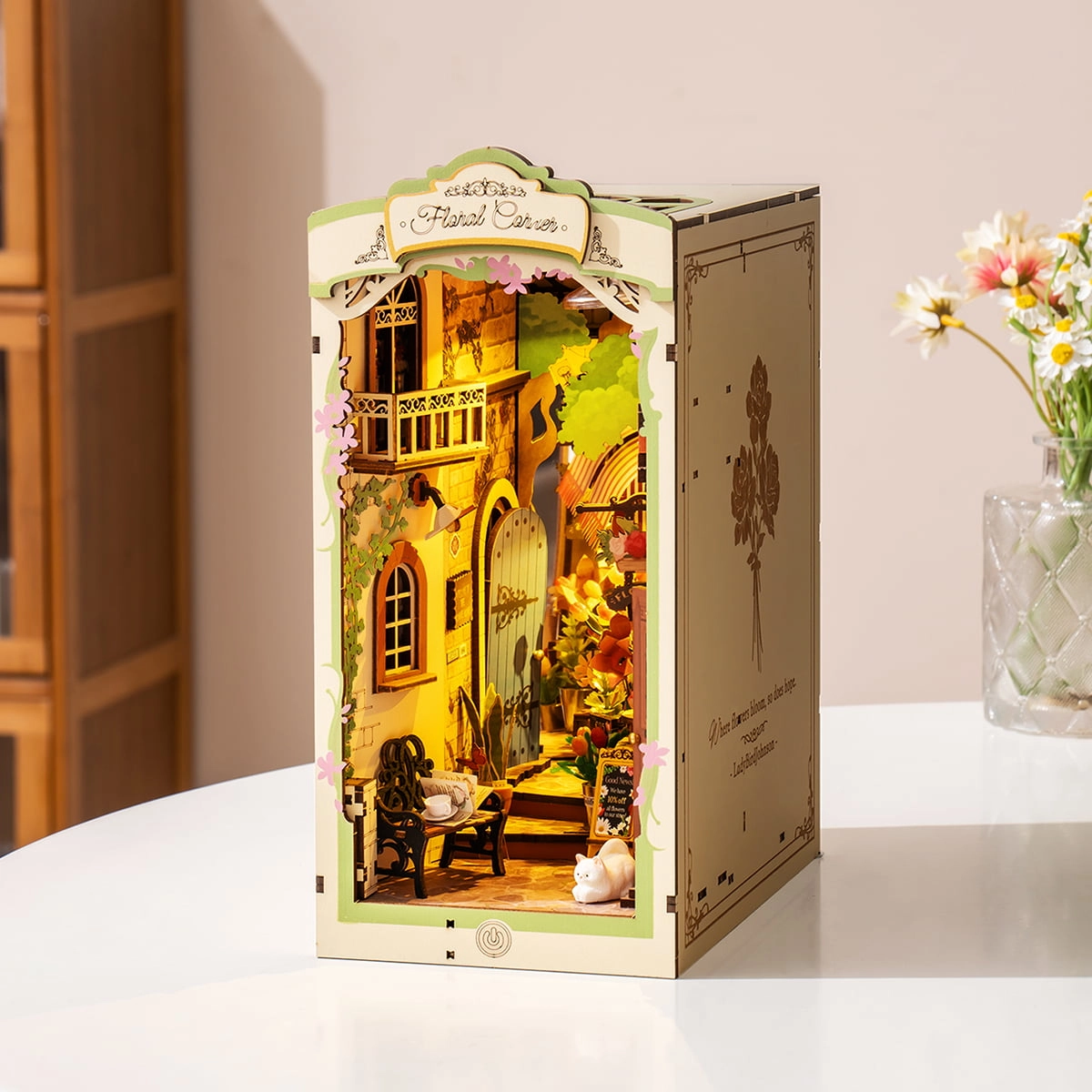 Kwiaciarnia RDS015e - zbliżenie wnętrza Book Nook Floral Corner kwiaty monstera ławeczka ciepłe LED - Värvikas
