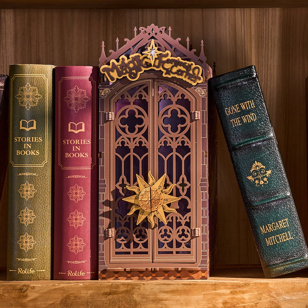 Magiczny Zakątek Fantasy TGB14e - Book Nook DIY między książkami na półce zamknięte drzwi gotycka brama złota gwiazda szyld Magic Fantasy Corner - Värvikas
