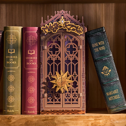 Magiczny Zakątek Fantasy TGB14e - Book Nook DIY między książkami na półce zamknięte drzwi gotycka brama złota gwiazda szyld Magic Fantasy Corner - Värvikas
