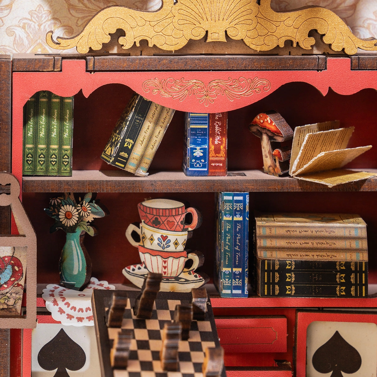Oczaruj się TGB12e - zbliżenie półki Alice's Evidence The Rabbit Hole filiżanki herbaty szachy grzyby miniaturowe książki - Värvikas
