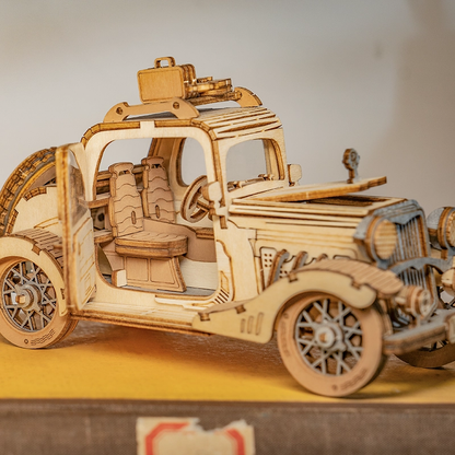 Mechaniczny drewniany model 3D Zabytkowy Samochód Rolife RA002e – zbliżenie na wnętrze kabiny z kierownicą i detalami kokpitu
