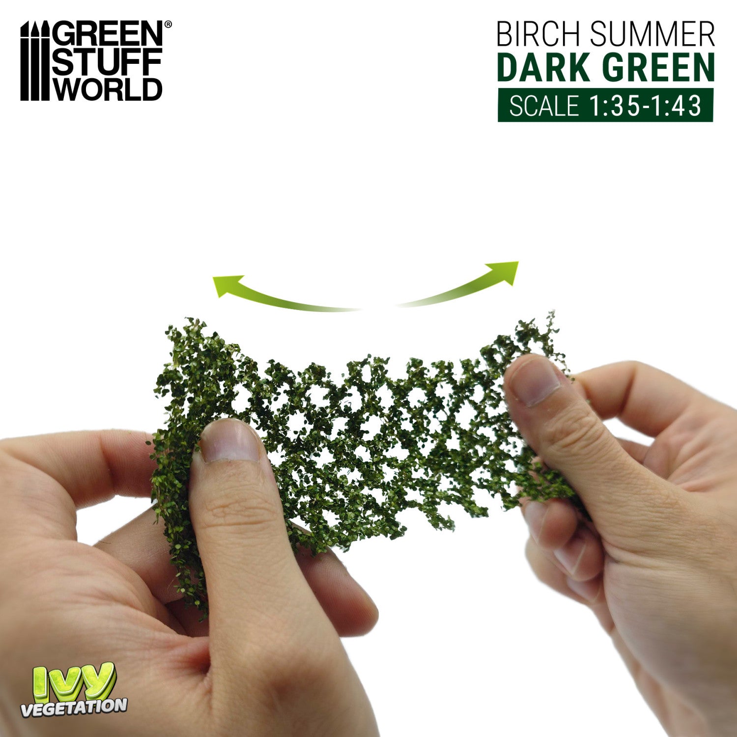 Ivy Foliage Dark Green Birch Large GSW - elastyczny arkusz ciemnozielonej roślinności brzozowej gięty w rękach pokazujący elastyczność materiału
