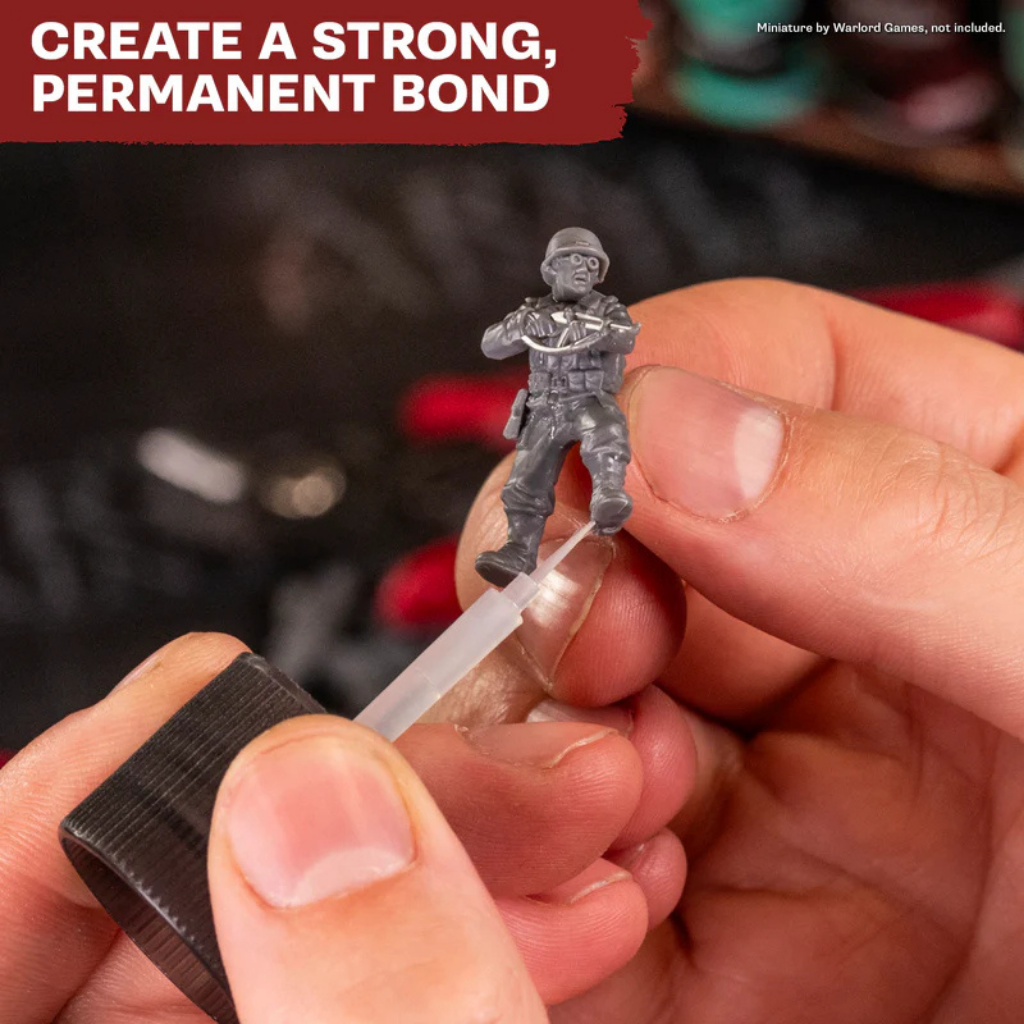 The Army Painter Plastic Glue Extra Thin Cement - Kapilarny Klej do Plastiku 40ml GL2015P – aplikacja kleju na miniaturę za pomocą aplikatora pędzelkowego