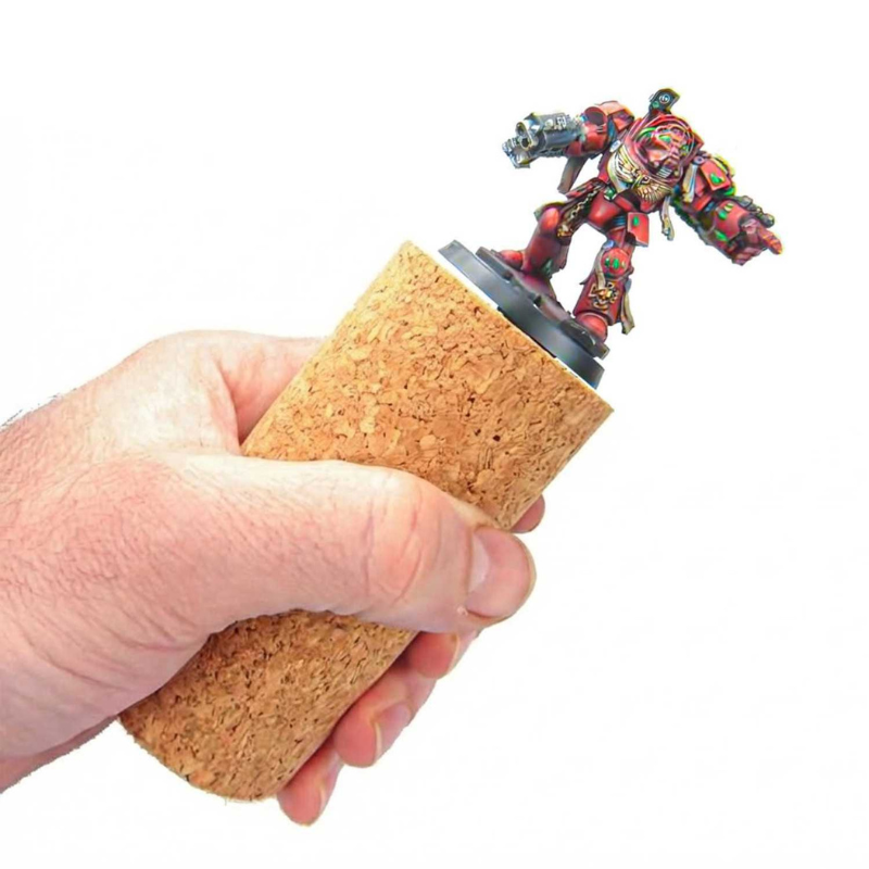 Sculpting Cork Column 5x10cm - dłoń trzymająca korkowy walec z figurką Warhammer Space Marine | Green Stuff World
