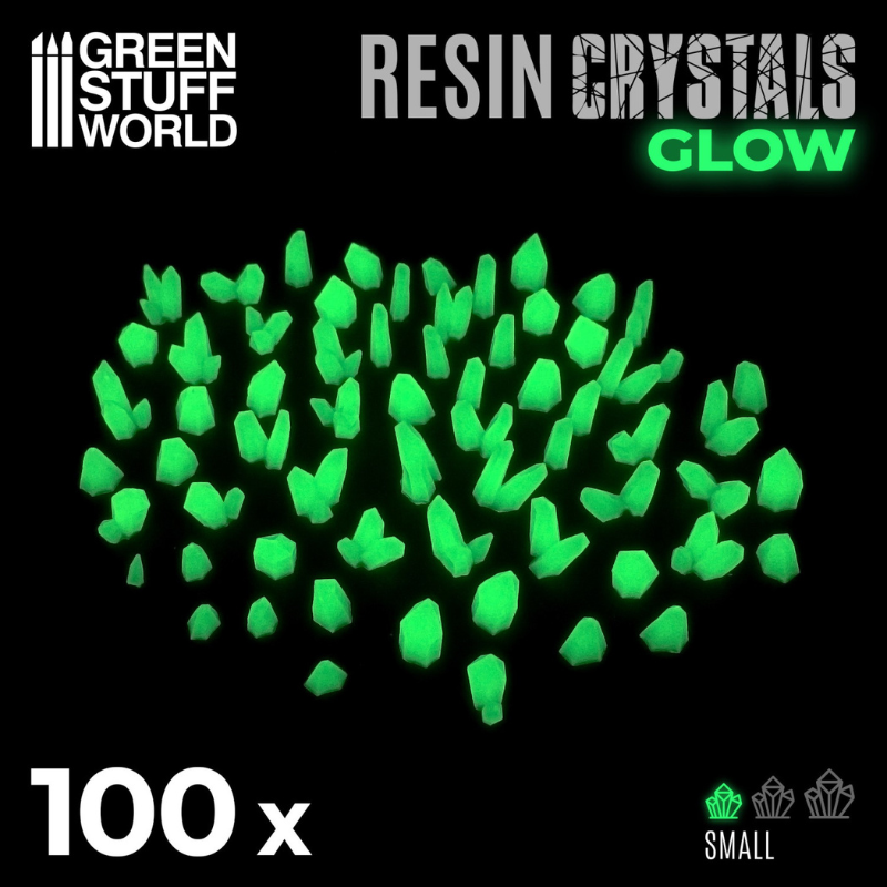 GREEN GLOW Resin Crystals Small Green Stuff World 10385 – 100 zielonych kryształów żywicznych rozsypanych na czarnym tle, efekt świecenia Glow in the Dark, logo GSW 100x Small
