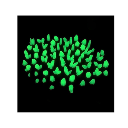 GREEN GLOW Resin Crystals Small Green Stuff World 10385 – 100 zielonych kryształów żywicznych świecących w ciemności UV, widok z góry na czarnym tle
