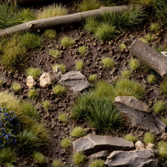 Tiny Light Green Special Tufts Gamers Grass - tufty 2mm młoda zieleń diorama z pniem i skałami - Gamers Grass