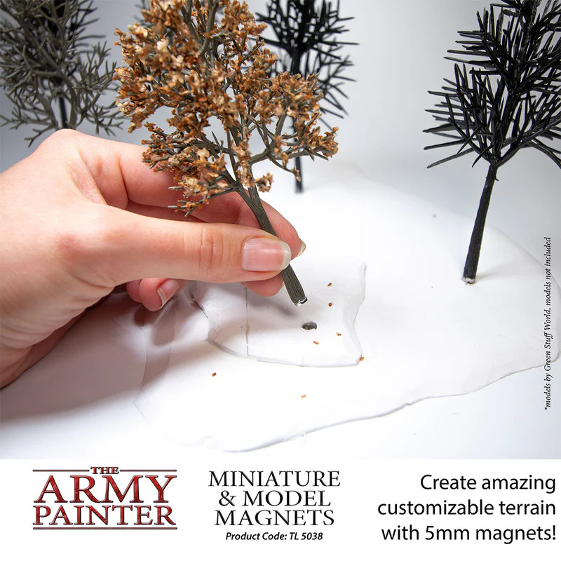The Army Painter TL5038 – zastosowanie magnesów 5mm do terenu: ręka wkładająca magnes w podstawkę drzewa modelarskiego
