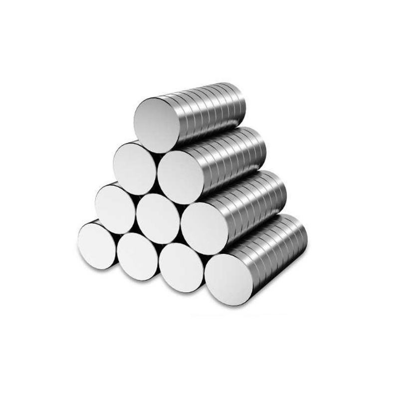 Green Stuff World 11600 – 100 magnesów neodymowych 2x1mm N52, srebrne krążki ułożone w stosy na białym tle
